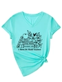 Dettaglio della t-shirt verde menta con scollo a V, grafica Bookish e nodo sul davanti - S / Blu acqua profonda (Grafica nera)