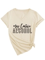 Dettaglio maglietta scollo a V con scritta May Contain Alcohol e nodo sul fondo - S / Sabbia (Carattere Nero)