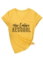 Dettaglio maglietta giallo zenzero scollo a V con stampa May Contain Alcohol e nodo laterale - S / Giallo (Carattere Nero)
