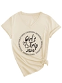 Dettaglio della maglietta beige con scollo a V, stampa Girl's Trip 2026 e nodo in vita - S / Sabbia (Font Nero)