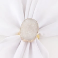 Détail macro du rond de serviette en pierre de druzy blanche avec anneau en fil doré - Or Blanc Druse