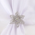 Rond de serviette fleur argentée avec strass et cristaux AB sur tissu blanc plissé - Fleur Ajourée / Argenté