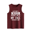 Detail eines weichen burgunderroten Tanktops mit weißem Spruch-Print auf Baumwollstoff - S / Burgunderrot