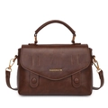 Borsa a mano vintage marrone scuro con manico e fibbia dorata su sfondo bianco liscio - Marrone