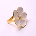 Detalle del servilletero cuadrado dorado con diseño de flor de esmalte blanco de cinco pétalos - Flor de Aceite de Goteo Blanca (ZWZ-PNR-259) / Oro-Blanco