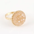 Détail du rond de serviette doré avec un grand amas de cristaux de couleur champagne - Rond de Serviette Druzy (Style 1)