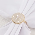 Vue macro d'un rond de serviette en cristal et métal doré sur une serviette blanche - Rond de Serviette Druzy (Style 2)