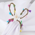 Servilletero de Pascua hecho a mano con bayas de colores y detalle de flor blanca - Estilo Conejo Tejido a Mano