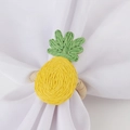 Rond de serviette ananas en raphia fait main sur nappe blanche pour table tropicale - Style Ananas Tissé à la Main
