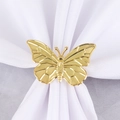 Rond de serviette papillon doré ajouré avec détails en relief sur tissu blanc - Style Texture Relief