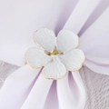 Rond de serviette fleur en émail blanc avec bord doré pour décoration de mariage - Fleur à Cinq Pétales en Émail Blanc