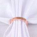 Polierter Serviettenring aus Roségold in rundem Metalldesign auf weißem Satin - Roségoldener Runder Serviettenring