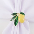 Rond de serviette citron doré avec émail jaune et feuilles vertes sur du lin blanc - Fruit Émaillé Jaune (Citron)