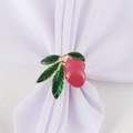 Rond de serviette émaillé doré avec feuilles vertes et citron rose sur tissu blanc - Fruit Émaillé Rose