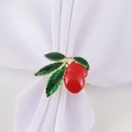 Détail d'un rond de serviette cerise rouge avec feuilles vertes sur serviette blanche - Fruit Émaillé Rouge