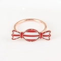 Detalle de servilletero con forma de caramelo de esmalte a rayas rojas y blancas en oro rosa - Esmalte Rojo