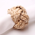 Rond de serviette tressé à la main en paille de maïs sur une serviette blanche - Style Nœud en Boule Tissé à la Main