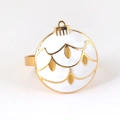 Detail eines weihnachtlichen Serviettenrings mit weißem Emaille und goldenem Sockel - Weihnachtskugel (Weiß Gold Muster)