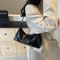 Borsa a spalla vintage nera a mezzaluna in pelle cerata con trama a pieghe - Nero