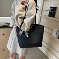 Borsa tote nera classica con trama litchi e foulard geometrico per l'uso quotidiano - Nero