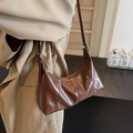 Borsa a spalla a mezzaluna in pelle cerata marrone scuro stile retrò da donna - caffè