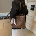 Borsa tote in pelle marrone con foulard decorativo e tracolle lunghe in pelle - Marrone