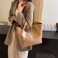 Borsa tote in pelle marrone con sciarpa di seta decorativa e stampa fashion trend - Cachi