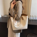 Borsa tote minimalista crema con manici marroni e dettaglio decorativo in seta stampata - Bianco Sporco