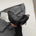 Bolso croissant negro retro con textura plisada y correa de hombro con nudos - Negro