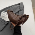 Bolso croissant de cuero marrón oscuro con detalles plisados y correa con nudo - café