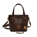Modische Retro-Eimertasche aus braunem Leder mit Tragegriffen und verstellbarem Schultergurt - Mit Anhänger / Braun