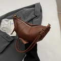 Bolso hobo croissant de cuero marrón con costuras plisadas y correa con nudos - Marrón