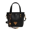 Schicke schwarze Eimertasche mit goldener Logo-Plakette und geflochtenem Glocken-Anhänger - Mit Anhänger / Schwarz