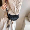 Elegante bolso croissant negro plisado con correa anudada lucido por una modelo real - Negro