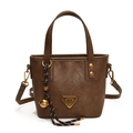 Dunkelbraune Eimertasche aus Leder mit Tragegriff und abnehmbarem Schultergurt für Damen - Mit Anhänger / Braun