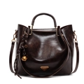 Borsa tote vintage in ecopelle marrone scuro con manici e ciondolo a campana su bianco - caffè