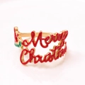 Vue détaillée d'une bague dorée Merry Christmas avec émail rouge et vert festif - Rond de serviette Lettres Merry Christmas