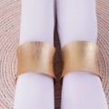Matgouden servetringen met verticale geborstelde textuur voor een elegant gedekte tafel - Goud