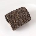 Vue détaillée du rond de serviette tressé à la main en cuir marron avec fermoir doré - Style Tissé Café Foncé (Tissage)