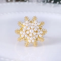 Rond de serviette flocon de neige doré avec perles blanches sur fond texturé - Flocon de Neige de Perles Doré