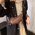 Bolso medialuna retro marrón oscuro con textura de cuero y detalle de nudo en correa - café