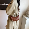 Bolso croissant marrón retro de cuero con detalles plisados y correa de hombro con nudo - Marrón