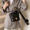 Mini-Eimer-Handtasche aus schwarzem Leder mit goldenem Logo und Umhängegurt - Mit Anhänger / Schwarz