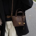 Vintage dunkelbraune PU-Leder-Einkaufstasche mit goldenem Dreieckslogo und Anhänger - Mit Anhänger / Kaffeebraun