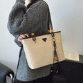 Borsa tote vintage da donna in pelle color crema con bordi marroni e dettagli oro - Con Ciondolo / Bianco Sporco
