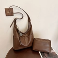 Bolso tote marrón oscuro y estuche a juego con acabado mate de textura fina - Con Colgante / Café