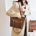 Retro brown oversized tote bag in matte faux leather with tassel and woven charm - With Pendant / Brown