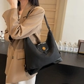 Sac hobo minimaliste noir en toile et cuir verni avec détails dorés élégants - Noir