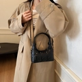 Elegante borsa in pelle trapuntata nera con catena dorata e manico superiore curvo - Nero