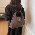 Sac à dos fourre-tout marron foncé grande capacité avec boucle dorée N porté au dos - café